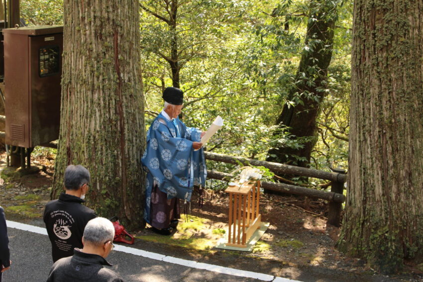 地域の関係者による神事2